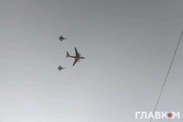 У Києві над Хрещатиком пролетіла військова авіація (фото, відео)