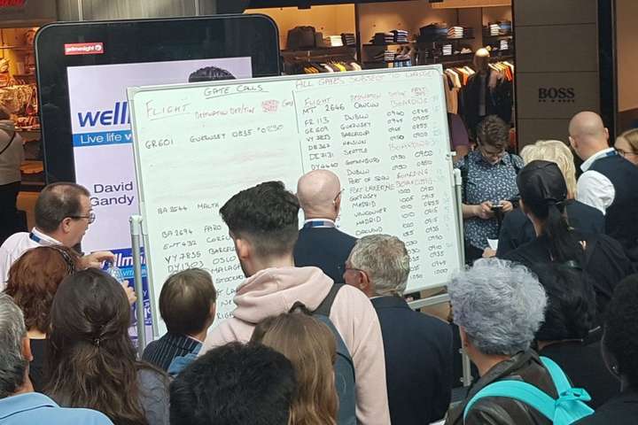 В аеропорту Лондона стався інцидент через зламані цифрові табло 