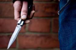 Капітан поліції зазнав ножового поранення грудної клітки