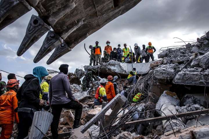 В Індонезії зростає кількість жертв землетрусів