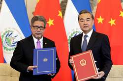 Міністр закордонних справ Сальвадору Карлос Кастанеда і його китайський колега Ван І