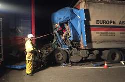 Під Києвом зіткнулися дві вантажівки: одного водія довелося вирізати з кабіни (фото)