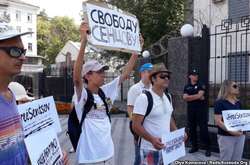 Під посольством РФ у Києві пікет у 100-й день голодування Сенцова (фото)