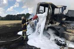 У полі на Київщині згорів трактор