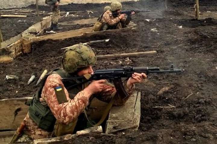 Ситуація на Донбасі залишається напруженою: двох військових поранено