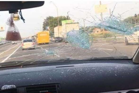 Біля станції «Лісова» «тітушки» побили авто, що підвозять людей у передмістя (фото)