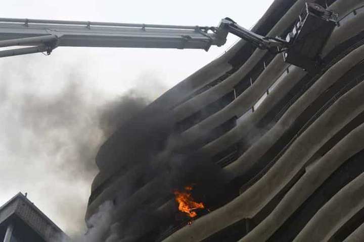 У Мумбаї спалахнула висотка, людей евакуювали 