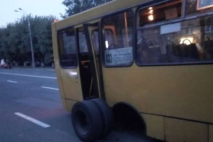 На Борщагівці у маршрутки відвалилося колесо (фото)