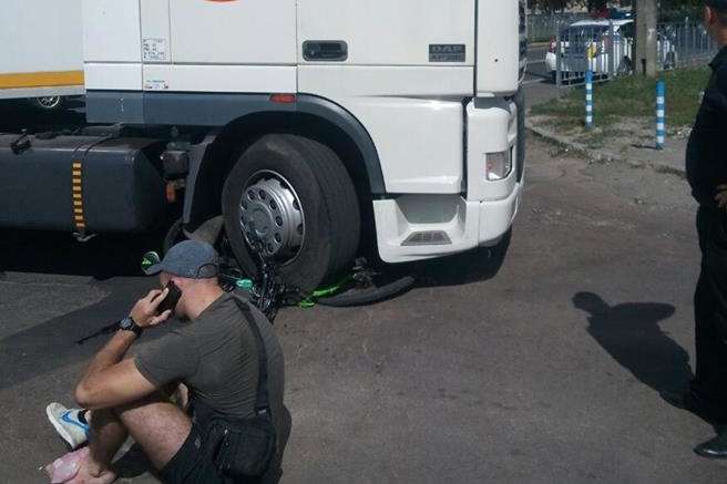 У Києві фура збила велосипедиста (фото)