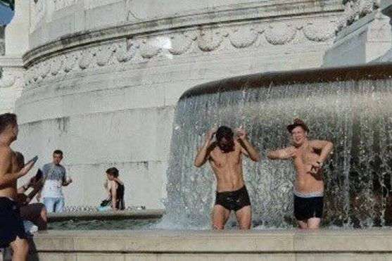 Італійці обурилися нахабним вчинком туристів, які голяка залізли у фонтан в Римі