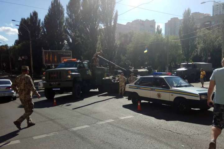 Посеред вулиці заглох танк, який їхав на репетицію параду (фото, відео)