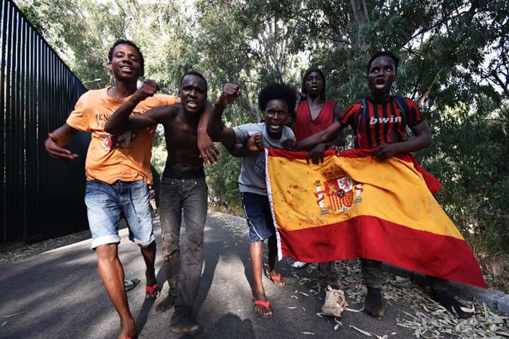 Більше сотні мігрантів з Африки прорвалися через іспанський кордон