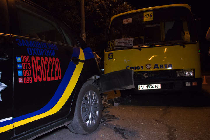 У Києві маршрутка протаранила автомобіль поліції (фото, відео)