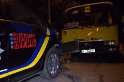 Маршрутка протаранила поліцейський автомобіль