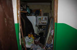 Захаращена мотлохом квартира померлого чоловіка