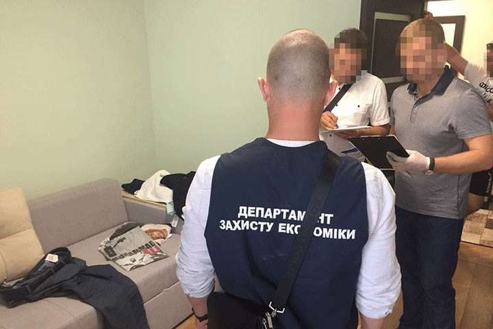 Силовики затримали головного інспектора Закарпатської митниці на хабарі 