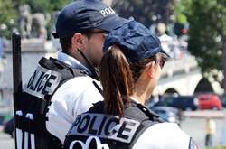 Чоловік у передмісті Парижа кидався з ножем на перехожих, є загиблий