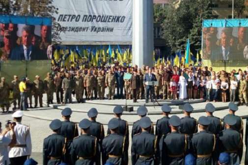 На Донбасі триває велика російсько-українська війна – Порошенко
