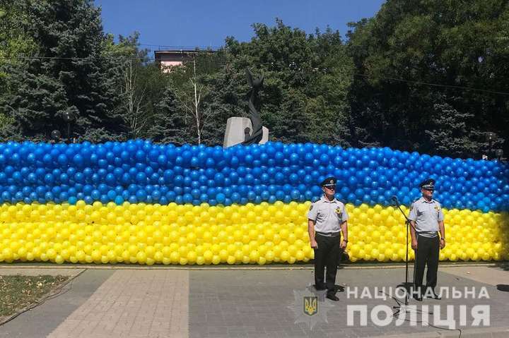 У Запоріжжі зробили найбільший прапор України із повітряних кульок (фото)