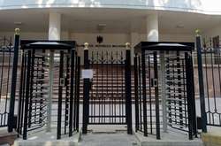 Парламент Молдови «укріпили» масивними турнікетами (фото)