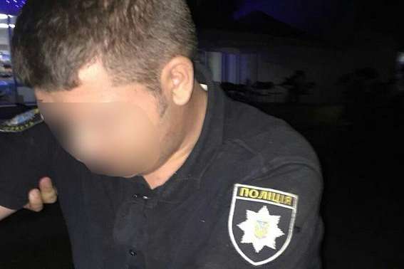 На Миколаївщині хлопець переодягнувся в поліцейського і вимагав хабарі з водіїв