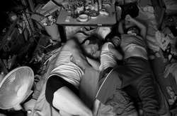 В тесноте: Фотограф показал, как большая семья живет в однокомнатной квартире