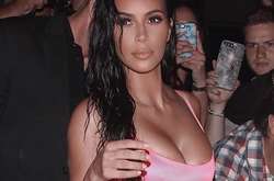 Неидеальная фигура: Ким Кардашьян засветила утягивающее белье