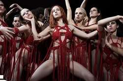 Жуткие танцы: Тильда Суинтон и Дакота Джонсон в трейлере «Суспирии»