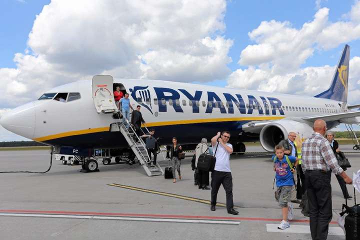 Лоукостер Ryanair вводить плату за перевезення ручної поклажі