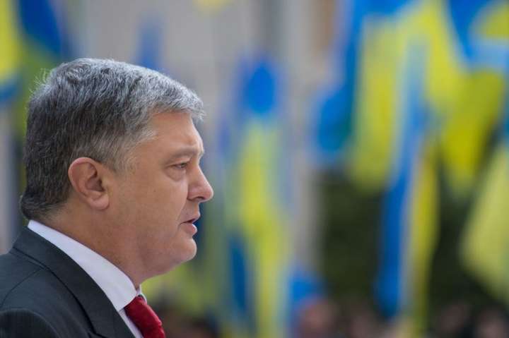 Від гасла «Слава Україні!» ворогів корчить, як чортів від ладана - Порошенко