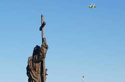 У небі над Кремлем запустили синьо-жовті кульки 