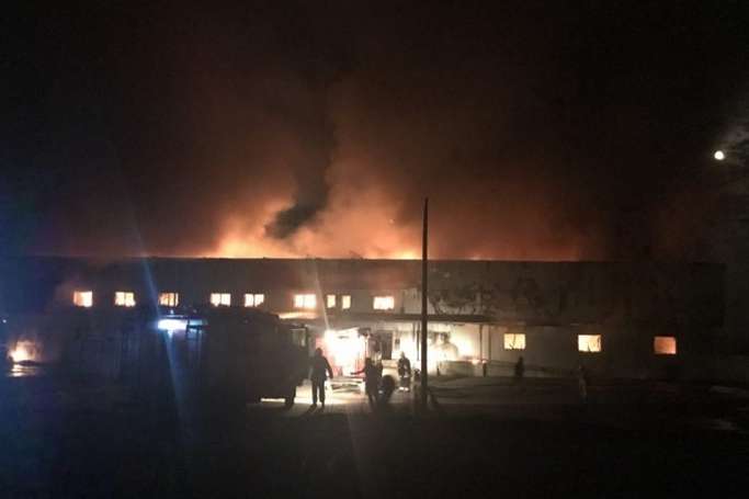 На Закарпатті загорілося одне з найбільших в регіоні відділень «Нової Пошти»