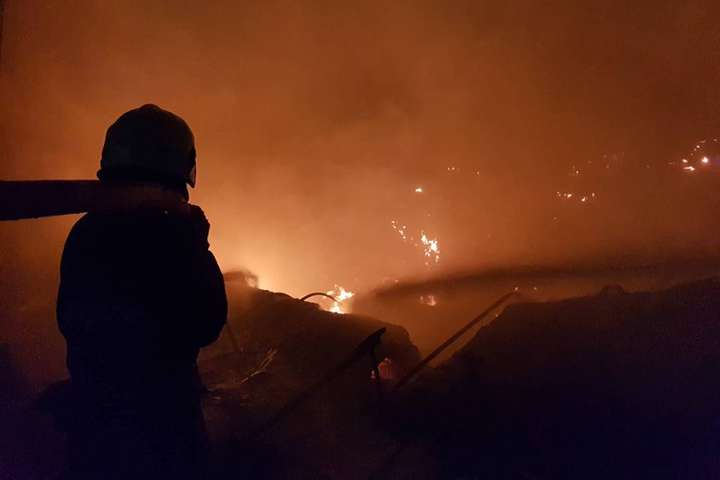 ДСНС: масштабну пожежу у Мукачеві локалізовано