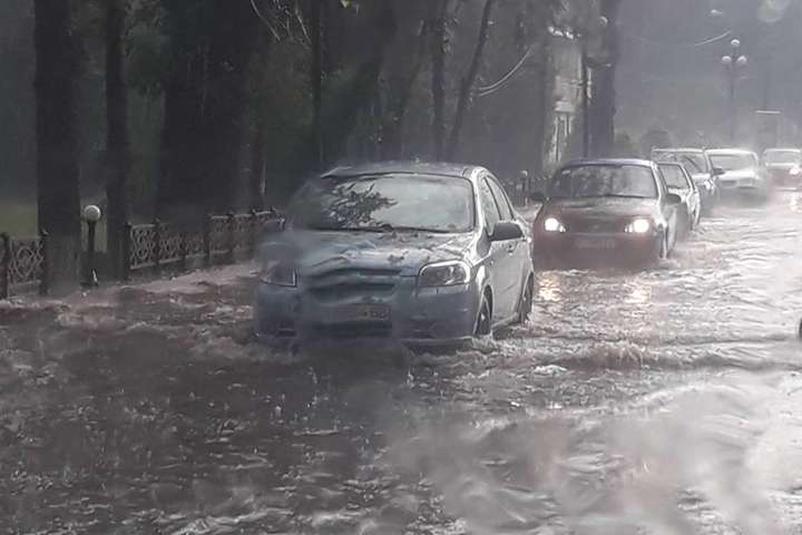 Негода на Прикарпатті: місто Яремче затопило і накрило градом