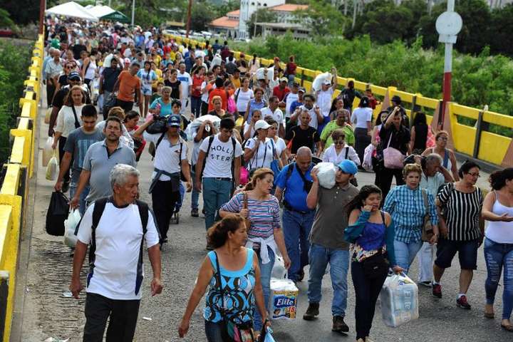 Найбільша міграційна криза в історії Південної Америки: Еквадор відкрив коридор для венесуельців
