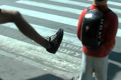 Вінничанин зламав фігурку «школяра» на пішохідному переході