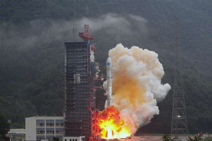 Китай успішно запустив два супутники: фото