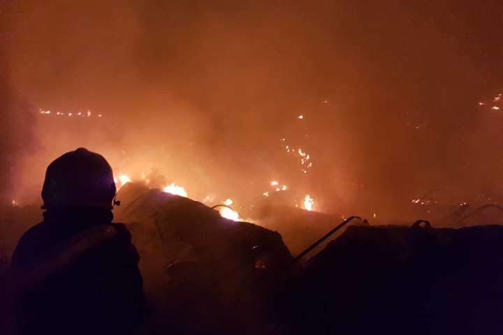 Як гасили пожежу на одному з найбільших на Закарпатті складі «Нової пошти»: фото та відео