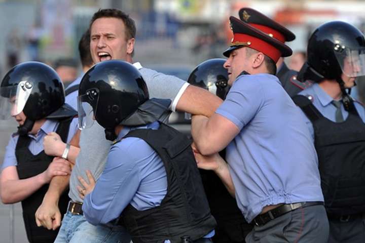 Після спілкування із російською поліцією у Навального запідозрили перелом на руці