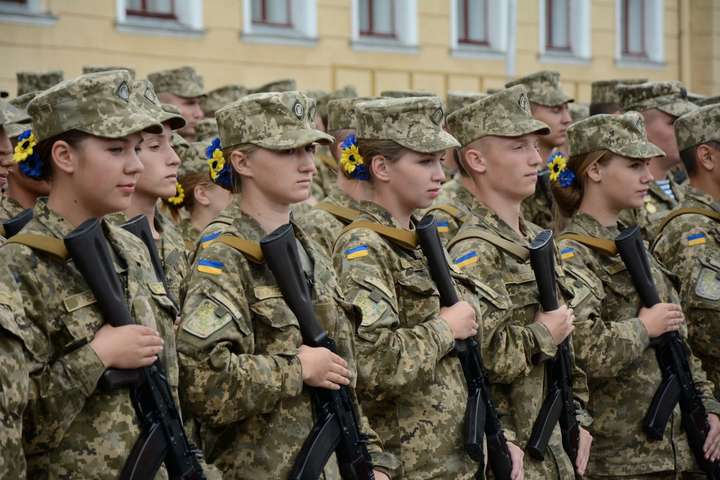 У Збройних сил України служать понад 55 тисяч жінок - Порошенко 