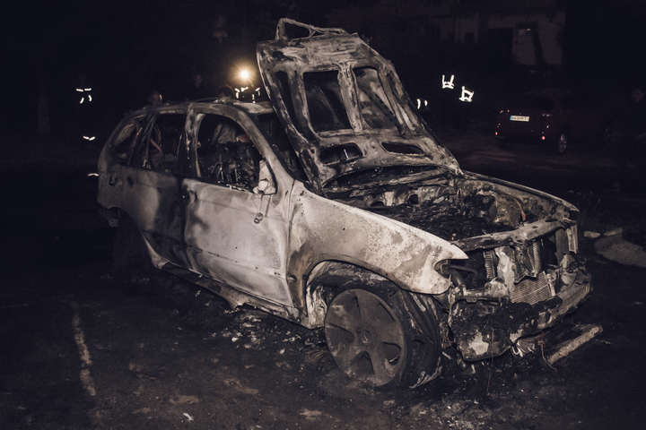 У столиці «коктейлем Молотова» підпалили автівку: машина вигоріла дотла