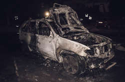 У столиці «коктейлем Молотова» підпалили автівку: машина вигоріла дотла