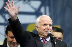 Джон Маккейн на сцені Євромайдану