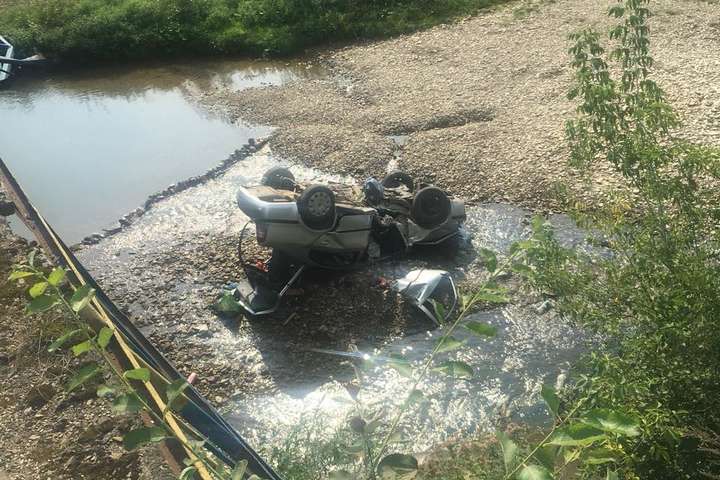 На Львівщині автівка впала з мосту у річку, є постраждалі (фото)