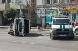 У столиці на перехресті перекинувся інкасаторський автомобіль