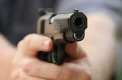 Водій рівненського таксі вчинив стрілянину по своїх пасажирах