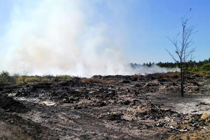 Пожежа на сміттєзвалищі поблизу Балаклії: в операції задіяний гелікоптер