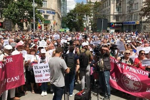 Опозиція закликає учасників мітингу в Кишиневі залишатися на площі до понеділка
