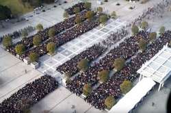 «Человеческий тетрис»:В сети показали, как японцы стоят в очереди