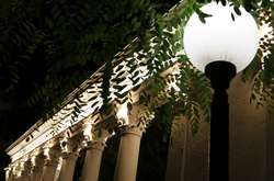 Арки вінницьких парків оздоблено підсвічуванням. Нічний фоторепортаж